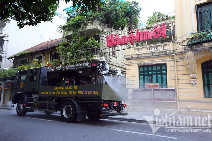 Trong những ngày giãn cách, lực lượng quân đội triển khai phun khử khuẩn ở nhiều nơi. Ngày 26/7 tiến hành phun khử khuẩn quanh hồ Gươm và 10 phường phố cổ quận Hoàn Kiếm.