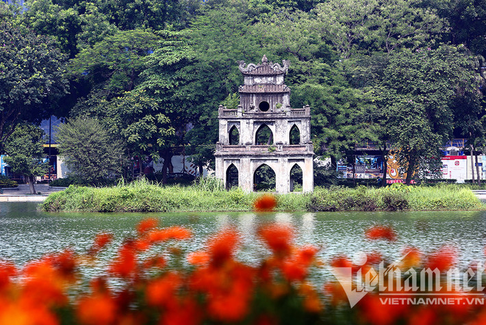 Hà Nội những ngày đầu tháng 8 - cũng là những ngày kéo dài thêm việc áp dụng giãn cách xã hội theo Chỉ thị 16 của Chính phủ đến 6h ngày 23/8, yêu cầu "ai ở đâu thì ở đó".