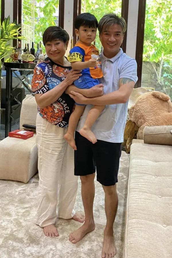 Cách đây gần 2 năm, ngày 16/10, bầu sô Liên Phạm chính thức nộp đơn ly hôn ông Huỳnh Minh Hưng (tên thật của ca sĩ Đàm Vĩnh Hưng) lên tòa án ở Mỹ vào tháng 8/2021. Được biết, cách đây hơn 17 năm, cả hai kết hôn vào ngày 13/6/2004 và ly thân ngày 22/2/2018. Hai người không có con chung và không phân chia tài sản. Về thân thế, vợ cũ của Đàm Vĩnh Hưng là một trong những bầu show nổi tiếng tại hải ngoại. Bà Liên Phạm cũng được biết đến là một doanh nhân thành đạt, đồng thời là một trong những nhân vật quyền lực ở Việt Nam khi là người đứng sau sự thành công của nhiều ca sĩ.