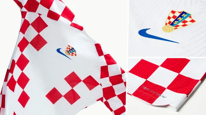 9. Croatia, áo sân nhà: Vẫn là phong cách caro quen thuộc nhưng mẫu áo đấu sân nhà của ĐT Croatia tại World Cup 2022 đã được "phối lại" một cách ngoạn mục. Những mảng màu trắng và đỏ được kết hợp một cách vô cùng ấn tượng và bắt mắt.