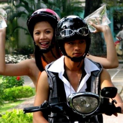 Khánh nằm trong hội của Ngọc Diệp, thường xuyên tham gia trò phá việc làm ăn của Trúc.
