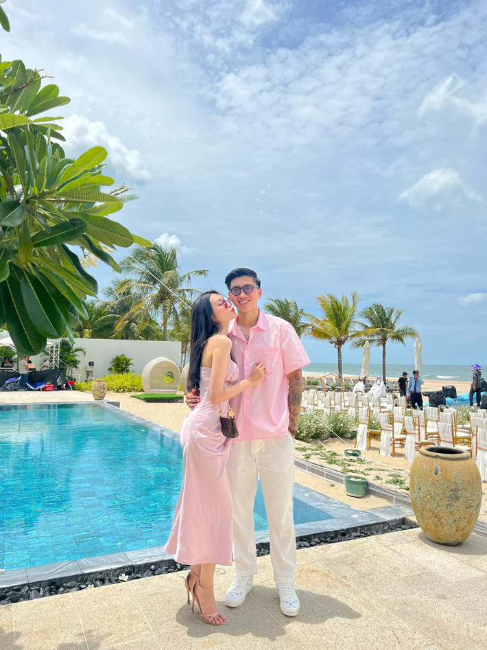 Cùng thời điểm này, quản lý của Doãn Hải My cũng thông báo trên trang cá nhân, khẳng định việc cả hai đang hẹn hò. Người này cho biết, cặp đôi đã yêu nhau được 2 năm. Cả hai được gia đình ủng hộ và chưa tính tới chuyện kết hôn vì còn rất trẻ.