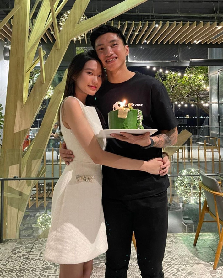 Cặp đôi luôn dành cho đối phương những cử chỉ tình cảm mỗi khi xuất hiện cùng nhau.