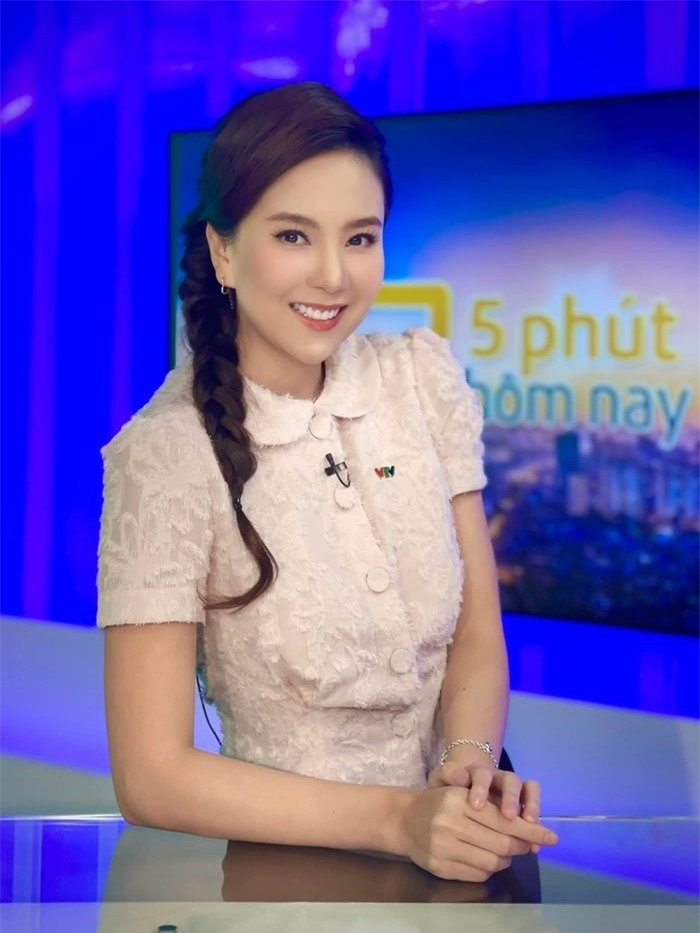 Sở hữu khuôn mặt đẹp chuẩn Đông Á, ngọt ngào, sắc sảo nhưng không kém phần quyễn rũ, ngay từ những ngày đầu lên sóng, nữ MC Thời tiết một thời khiến khán giả không thể rời mắt. Cô cũng được xem là một trong những MC Thời tiết thành công nhất của “vũ trụ VTV”.