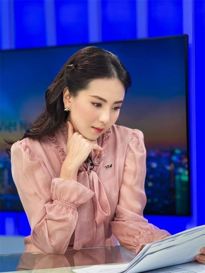 Nếu nói về dàn MC “tài sắc vẹn toàn” thì không thể không nhắc đến nữ MC Mai Ngọc. Cô từng được khán giả ưu ái gọi với cái tên "MC xinh đẹp hàng đầu VTV" hay "Hoa khôi nhà đài".