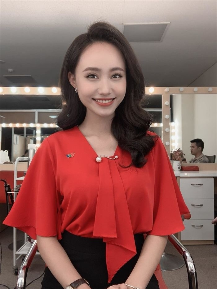 Sau Mai Ngọc thì nữ MC Xuân Anh cũng nhận được rất nhiều tình cảm của khán giả trong chương trình Dự Báo Thời Tiết. Sinh năm 1992, sở hữu nhiều đường nét thanh tú cùng chiều cao đáng ngưỡng mộ, Xuân Anh sẽ là một ứng cử viên cực kỳ nặng ký nếu cô tham gia các cuộc thi sắc đẹp.