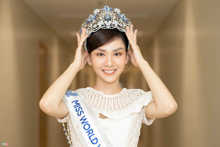 Chia sẻ với Zing, Mai Phương cho biết đến nay, cô vẫn chưa thực sự tin rằng đã trở thành hoa hậu. Cô kể: "Ngay sau đêm chung kết cuộc thi, tôi quá bối rối và hỏi Hoa hậu Thế giới Karolina Bielawska rằng: 'Mọi thứ có phải sự thật không'. Cô ấy vui vẻ đáp lại: 'Đúng rồi, bạn là hoa hậu'. Đêm đó, tôi không thể chợp mắt vì vui. Tôi và Bảo Ngọc, Phương Nhi tâm sự cả đêm".
