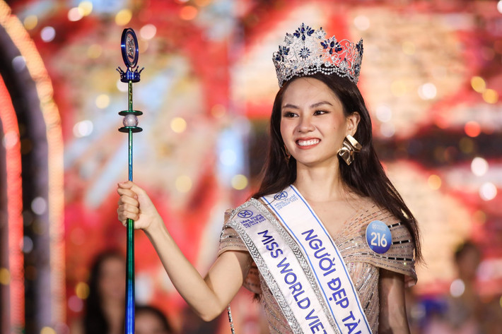 Kết quả, Mai Phương vượt qua hàng nghìn cô gái để giành vương miện cao quý nhất. Chiến thắng của cô gái sinh năm 1999 thuyết phục số đông. Từ kỹ năng biểu diễn, trả lời ứng xử bằng tiếng Anh, Mai Phương cho thấy cô hoàn toàn xứng đáng với danh hiệu. Ảnh: Phương Lâm.