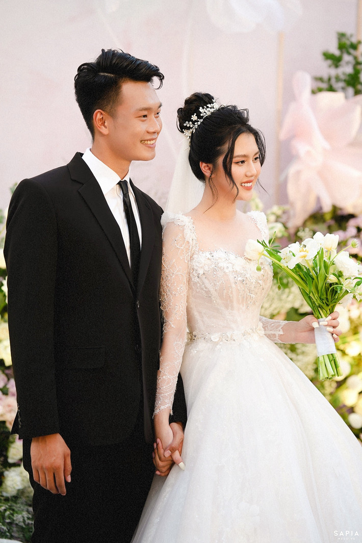 Cặp đôi có 5 năm hẹn hò trước khi chính thức về chung một nhà vào tháng 4 vừa qua. Trung vệ sinh năm 1997 xúc động chia sẻ về vợ trên trang cá nhân: “Cảm ơn vì sự xuất hiện và bên nhau tử tế này. Mình đã gặp được một người như vậy. Khi mình không vui, mình mệt mỏi luôn luôn bên cạnh mình, cho mình từng cái ôm, từng lời động viên”.