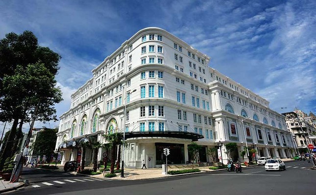 Khu phức hợp Union Square nằm ở vị trí "đất kim cương" 4 mặt tiền đường Đồng Khởi - Lê Lợi - Nguyễn Huệ - Lê Thánh Tôn ngay trung tâm quận 1 nhưng Union Square suốt ngày vắng vẻ. Trung tâm thương mại này có diện tích khoảng 8.800 m2, tổng diện tích sàn lên đến 91.000m2, quy mô 6 tầng hầm và 9 tầng nổi. Khu phức hợp Union Square từng được Vạn Thịnh Phát mua lại với giá 10.000 tỷ đồng.
