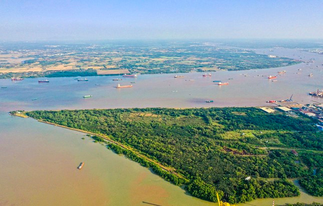 Khu đô thị mới Saigon Peninsula (tên gọi khác là dự án Mũi Đèn Đỏ) nằm tại ngã ba sông Sài Gòn, quận 7, TPHCM từng được giới thiệu ra thị trường với tổng vốn đầu tư khoảng 6 tỷ USD. Dự án này có tổng quy mô gần 178 ha thuộc sở hữu của Công ty CP Tập đoàn Sài Gòn Peninsula - pháp nhân trong hệ sinh thái Vạn Thịnh Phát. Dự án này đến nay vẫn đang trong quá trình làm thủ tục đầu tư, chưa được phê duyệt dự án, chưa được giao đất. Theo kết luận điều tra, bà Trương Mỹ Lan chỉ đạo Tổng giám đốc và Phó tổng giám đốc Tập đoàn Sài Gòn Peninsula tạo lập hoặc sử dụng khách hàng vay vốn khống, thuê nhờ người đứng tên tài sản bảo đảm để phù hợp với yêu cầu rút vốn.