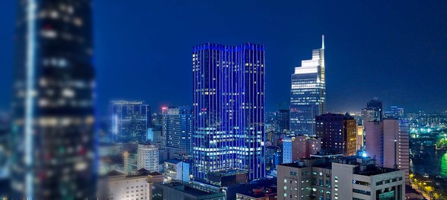 Tòa nhà có 2 mặt chính hướng ra cả đường Nguyễn Huệ và Đồng Khởi.