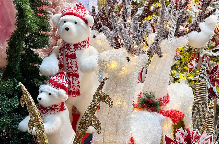 Những đồ chơi trong dịp Noel được bày bán khắp nơi.