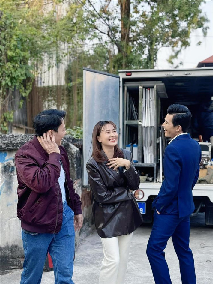  Trạm Cứu Hộ Trái Tim" đang phát sóng và thu hút khán giả nhờ những tình huống kịch tính nghẹt thở. Diễn viên Hồng Diễm và Quang Sự chia sẻ hình ảnh hậu trường cười đùa giải tỏa áp lực sau cảnh phim căng thẳng.