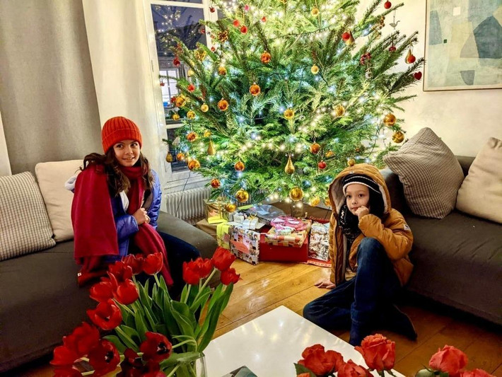 Vào dịp Noel, căn biệt thự lại lộng lẫy phong cách Tây với không khí Giáng sinh, cây thông và ánh đèn rực rỡ mà ấm áp.