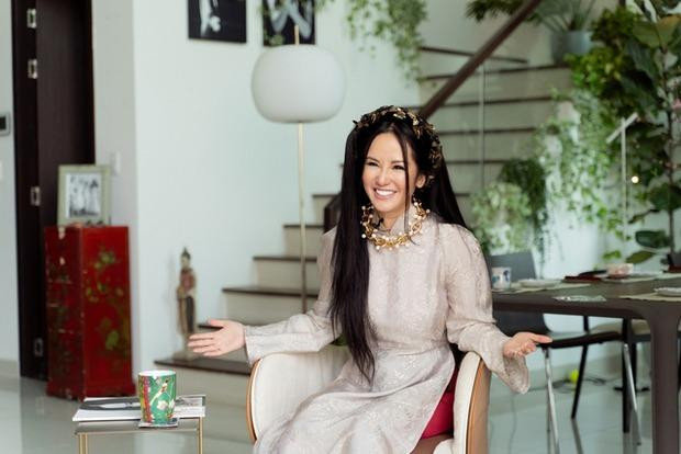 Căn penhouse thuộc khu nhà giàu tại quận 2, TPHCM: Đây là căn biệt thự cao cấp rộng 450m2 mà nữ ca sĩ vừa tậu vào dịp cuối năm 2023. Tổ ấm của "cô Bống" được trang trí với nội thất sang trọng, nổi bật là bộ sưu tập tranh của nhiều họa sĩ nổi tiếng.