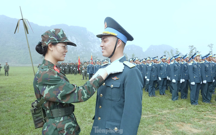 Cùng đăng ký tham gia diễu binh lần này, Trung úy quân nhân chuyên nghiệp Vũ Thị Thu (Cục Hậu cần - Kỹ thuật Quân đoàn 12) và chồng là Thượng úy Nguyễn Trường Chinh (Học viện Phòng không - Không quân) vừa tổ chức hôn lễ vào tháng 2/2025. Cặp đôi sinh năm 1999 cùng quyết tâm khắc phục khó khăn và hoàn thành xuất sắc nhiệm vụ.