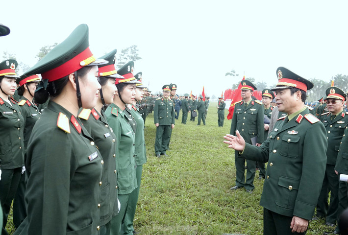 Đại tướng Nguyễn Tân Cương - Tổng Tham mưu trưởng Quân đội nhân dân Việt Nam, Thứ trưởng Bộ Quốc phòng, trò chuyện với các nữ quân nhân trong Khối nữ Quân y.