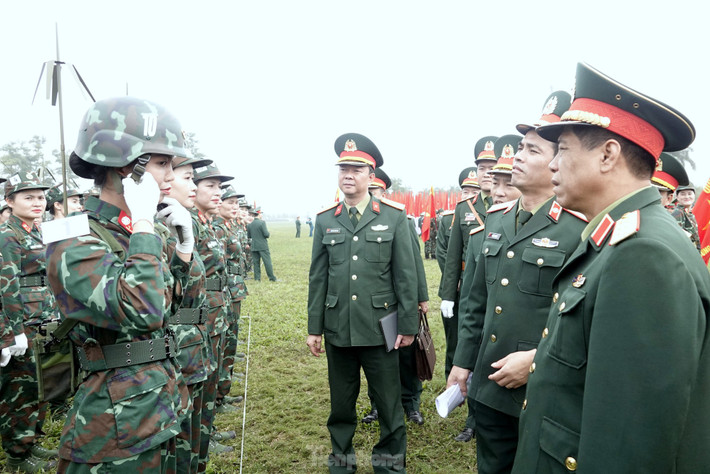 Thượng tướng Nguyễn Văn Nghĩa - Phó Tổng Tham mưu trưởng Quân đội nhân dân Việt Nam, kiểm tra công tác tập luyện diễu binh của Khối nữ sĩ quan Thông tin.