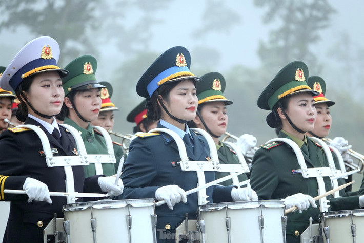 Sẵn sàng cho chương trình diễu binh, diễu hành kỷ niệm 50 năm Ngày giải phóng miền Nam, thống nhất đất nước, từ ngày 18/2, sau thời gian tập luyện tại đơn vị, hàng trăm nữ quân nhân đến từ các đơn vị của Bộ Quốc phòng đã hội quân về Trung tâm Huấn luyện Quân sự quốc gia 4 (TB4) để hợp luyện đội hình khối. Vượt nắng, thắng mưa, những bóng hồng áo lính đang từng ngày, từng giờ nỗ lực luyện tập với quyết tâm cao nhất. Các nữ quân nhân trẻ trung, tài năng ở Đoàn Nghi lễ Quân đội trong Khối nữ Quân nhạc.