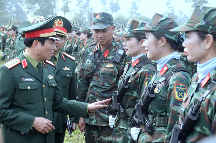 Đại tướng Nguyễn Tân Cương - Tổng Tham mưu trưởng Quân đội nhân dân Việt Nam, Thứ trưởng Bộ Quốc phòng, động viên Khối nữ Gìn giữ hòa bình Việt Nam.