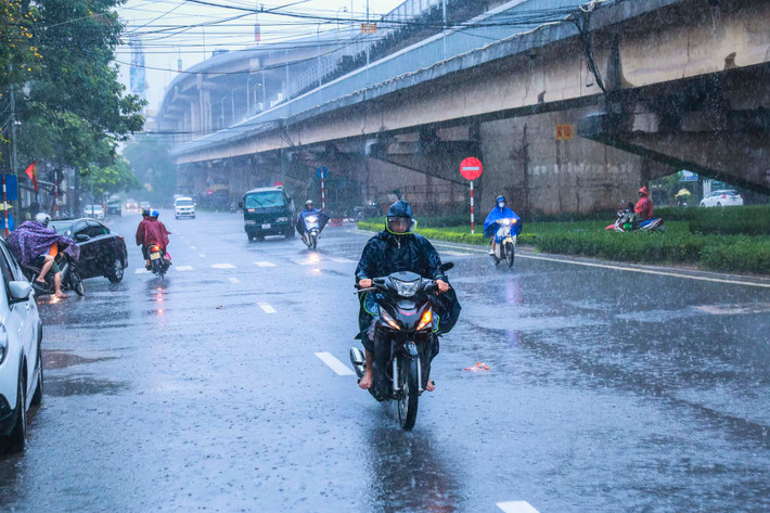 Theo ghi nhận, khoảng 9 giờ 30 phút sáng 20-8, trận mưa lớn kéo dài đổ xuống khu vực trung tâm Hà Nội.
