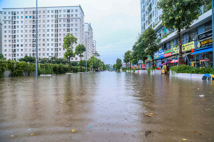 Tuyến đường ngập mênh mông sau trận mưa lớn.