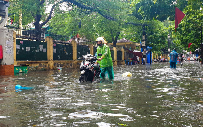 Theo thông tin từ Trung tâm Dự báo khí tượng thủy văn quốc gia, trong vài giờ tới, khu vực nội thành Hà Nội và các vùng lân cận vẫn tiếp tục có mưa vừa đến mưa to với lượng mưa phổ biến trong khoảng từ 20 đến 50 mm, có nơi trên 80 mm.