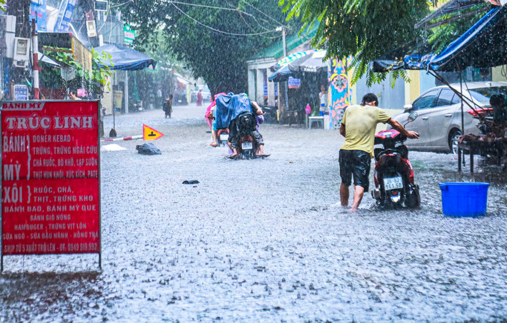 Hàng loạt phương tiện chết máy giữa đường.