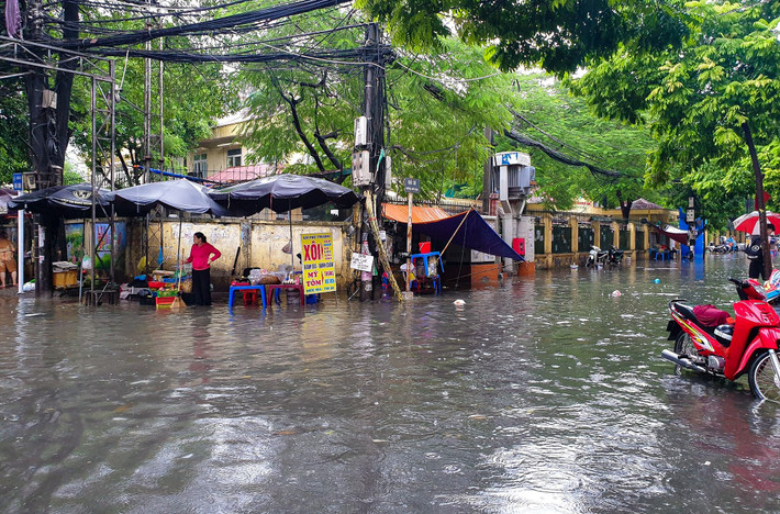 Đường Mỹ Đình (quận Nam Từ Liêm) chìm trong biển nước sau khi mưa lớn xảy ra, ước tính mực nước ngập lên tới 50 cm.
