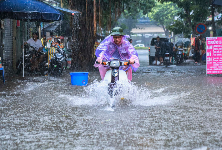 Nhiều người "liều mình" điều khiển xe phóng qua những điểm ngập sâu.