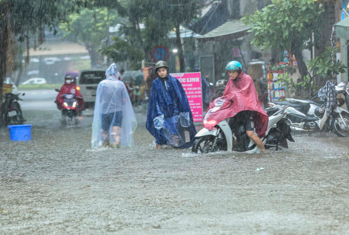 Đáng chú ý, đợt mưa này sẽ gây ngập úng cho nhiều tuyến phố nội thành với độ sâu phổ biến từ 15-30 cm, một số tuyến phố có khả năng ngập sâu hơn với độ sâu từ 30-40 cm. Các phương tiện tham gia giao thông trên các tuyến phố ngập sẽ bị ảnh hưởng, khó khăn khi di chuyển có thể gây tắc nghẽn cục bộ..