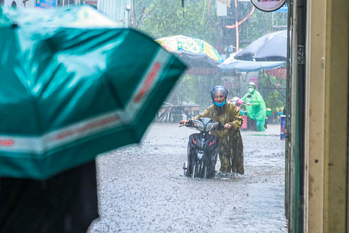 Trận mưa khiến nhiều tuyến phố ngập sâu. Các tuyến đường, phố rơi vào tình trạng ngập sâu gồm: Võ Chí Công, phố đi bộ Trịnh Công Sơn, Nhật Tảo, Âu Cơ, Hoàng Minh Thảo...