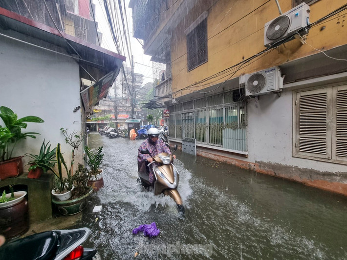 Tại khu tập thể nhà máy in tiền Quốc gia, tuy đã mặt sân và đường đã được cải tạo, nhưng do cống thoát nước chậm nên xảy ra tình trạng đọng nước.