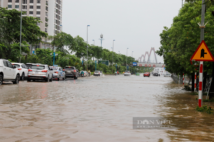 Đến 12h30 trưa ngày 20/8, khu vực này vẫn bị ngập úng và ùn tắc kéo dài ra đến chân cầu Nhật Tân.