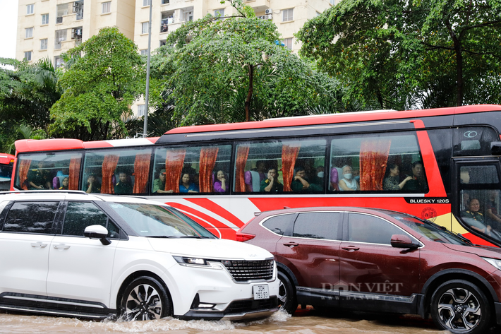 Các phương tiện ôtô nằm chờ nước rút trong hàng giờ đồng hồ.
