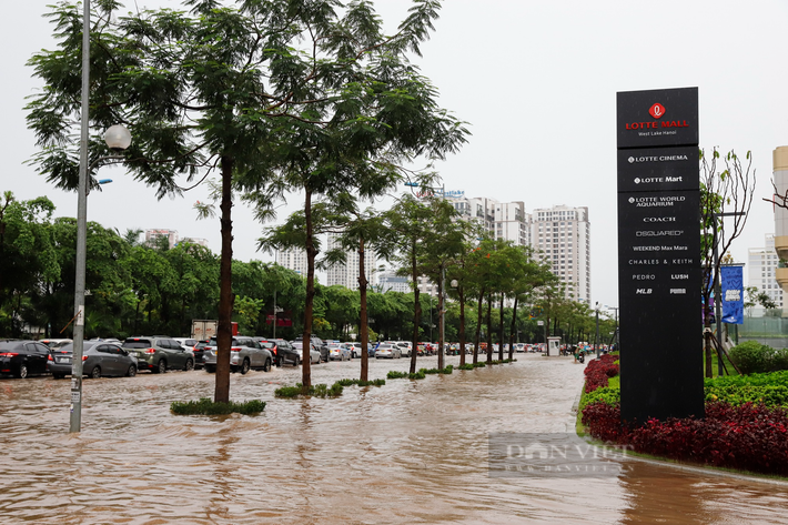 Đến khoảng 12h mưa đã ngớt nhưng đường Võ Chí Công (đoạn trước Trung tâm thương mại Lotte Mall Tây Hồ) vẫn rơi vào tình trạng ngập úng sâu, kéo dài hàng cây số.