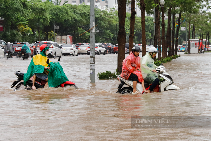 Việc ngập sâu và ùn tắc kéo dài khiến một số phương tiện xe máy "đánh liều" tìm đường thoát.