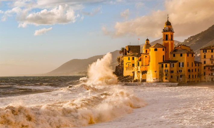 Camogli là một trong những thị trấn đẹp nhất ở Liguria, Ý. Camogli trước cơn bão lớn với những con sóng to đập vào tường.