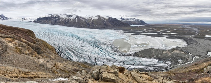 Skaftafellsjökull nằm trong công viên quốc gia Skaftafell của Iceland là một lưỡi sông băng nhô ra từ chỏm băng Vatnajökull. Chỏm băng hiện chiếm khoảng 8% diện tích bề mặt của Iceland. Thật không may, trong vài thập kỷ qua, Skaftafellsjökull đã nhanh chóng tan ra do tình trạng nóng lên toàn cầu. Từ năm 1995 đến năm 2019, sông băng rút đi khoảng 850 mét và với tốc độ này, sông băng có thể bị thu hẹp 50-100 mét mỗi năm.