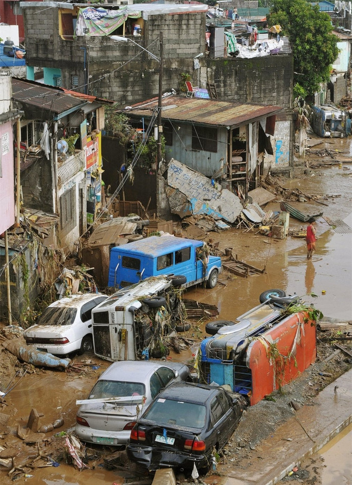 Trung bình mỗi năm, Philippines hứng chịu khoảng 20 cơn bão lớn nhỏ. Vào tháng 9/ 2009, cơn bão Ketsana mang theo sức gió 144km/ h và lượng mưa rất lớn đổ xuống nhiều thành phố của đất nước này. Chỉ trong sáu giờ, nước lũ ở một số khu vực của thành phố Manila và Marikina đã lên đến tầng hai của các ngôi nhà, buộc người dân phải trèo lên các mái nhà. Thiên tai khiến hàng trăm người thiệt mạng.