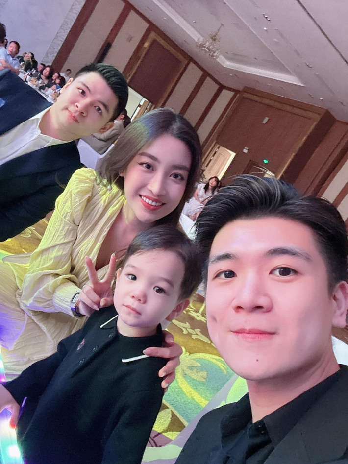 Làm dâu gia đình “hào môn”, người đẹp thường xuyên có mặt trong các sự kiện quan trọng của nhà chồng. Trước đó, anh chồng của Đỗ Mỹ Linh viết trên trang cá nhân: "Hạnh phúc khi gia đình có thêm người em dâu". Ngay sau đó, người đẹp cũng đáp lại tình cảm bằng lời cảm thán: "Ôi ngọt ngào quá".