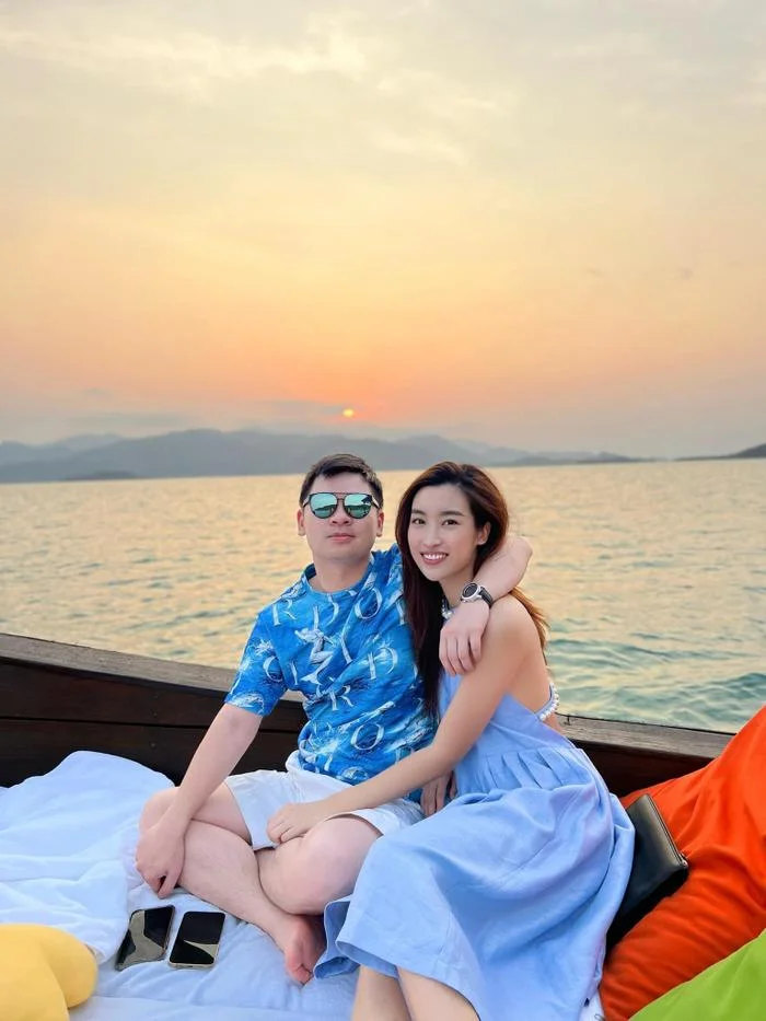 Đỗ Mỹ Linh tình tứ bên chồng doanh nhân trong một chuyến nghỉ dưỡng. Sau khi kết hôn, người đẹp thoải mái hơn trong việc chia sẻ hình ảnh của chồng lên mạng xã hội. Cặp đôi thường xuyên đồng hành cùng nhau trong những dịp quan trọng.