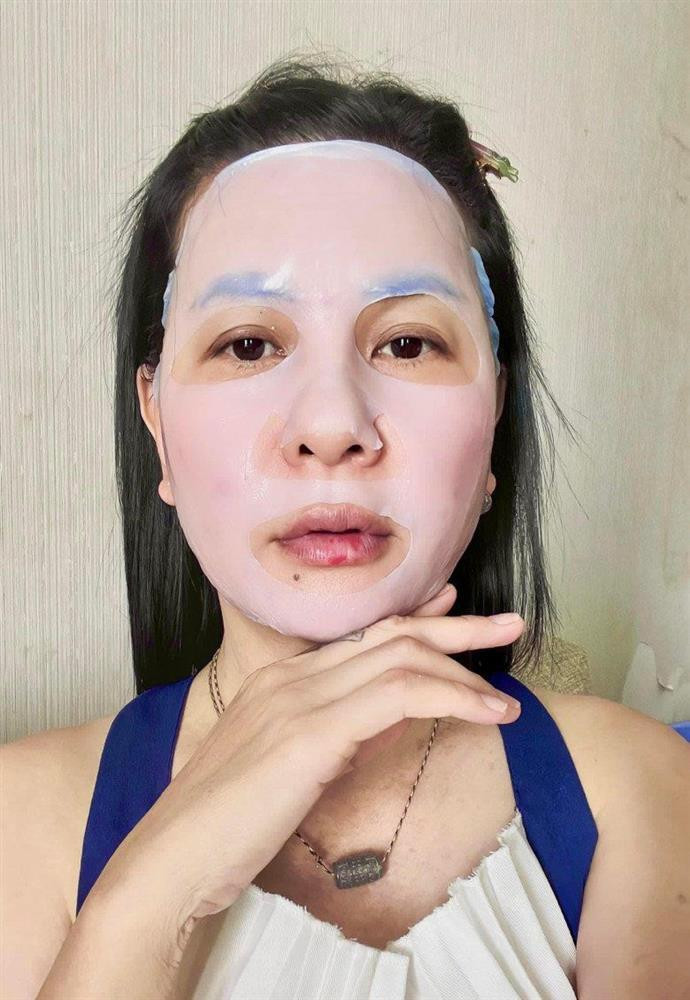 àm sạch và dưỡng ẩm là 2 bước quan trọng nhất trong chu trình skincare của nữ diễn viên.