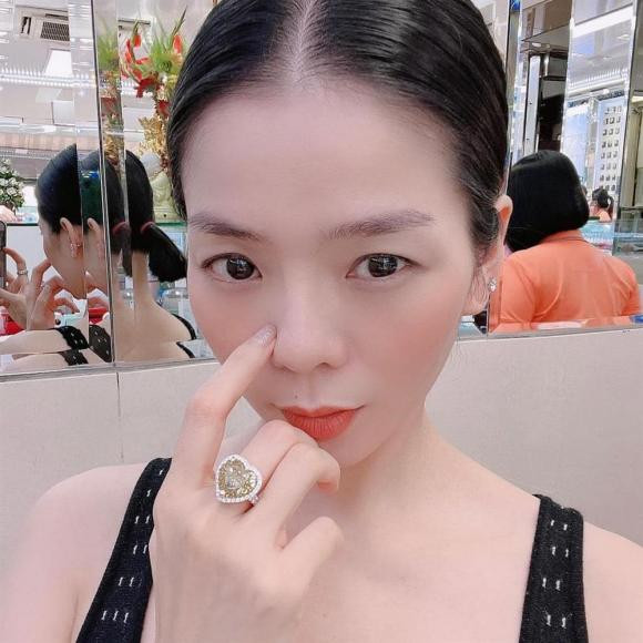 Vào ngày 1/2, cộng đồng mạng đã truyền tay nhau loạt ảnh của Lệ Quyên. Có thể thấy, nữ ca sĩ đã liên tục có cách tạo dáng khoe chiếc nhẫn kim cương size khủng ở tay. Có lẽ đây cũng chính là chiếc nhẫn được ca sĩ Lệ Quyên yêu thích khi luôn mang theo mọi lúc mọi nơi. Qua đó, nhiều người cũng phải xuýt xoa vì độ giàu có của nữ ca sĩ ở thời điểm hiện tại.