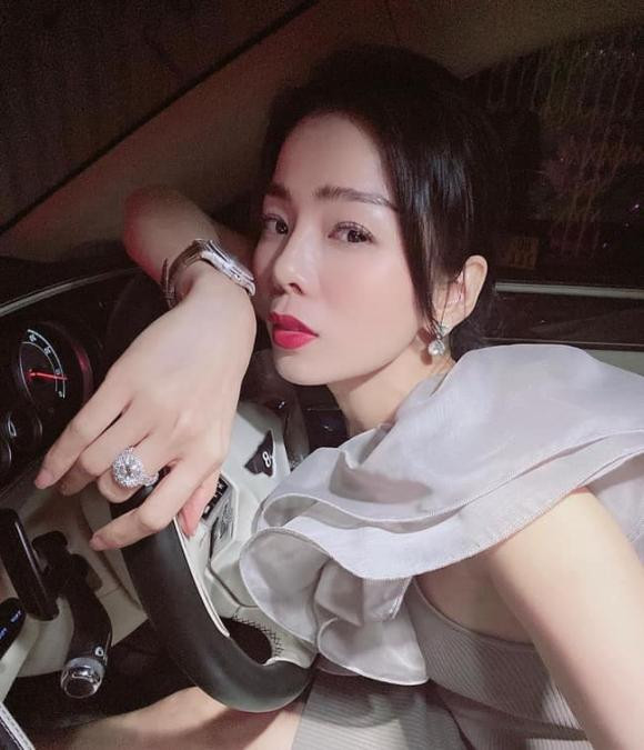 Lệ Quyên bị soi cách tạo dáng đậm chất giàu có.