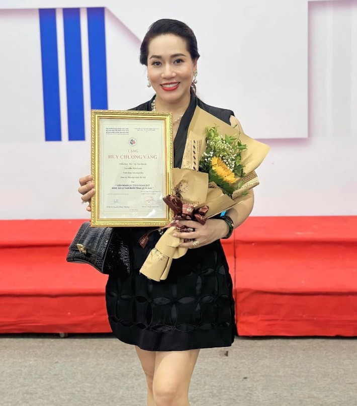 Diễn viên Thu Huyền là gương mặt quen thuộc của khán giả yêu thích sân khấu kịch, phim truyền hình Việt Nam và những bộ phim hài Tết nổi tiếng. Chị sinh năm 1977, hiện công tác tại Nhà hát Kịch Hà Nội.