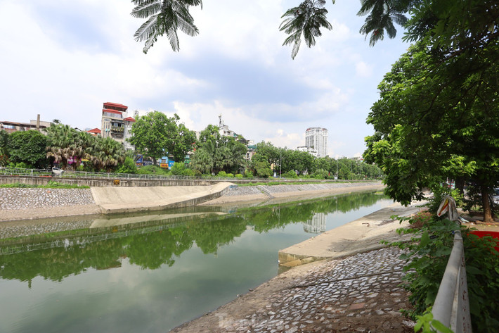 Đây là lần thứ 2 nước sông Tô Lịch chuyển màu xanh kể từ thời điểm cuối tháng 6, đầu tháng 7. Theo Công ty Thoát nước Hà Nội lý giải, nước sông Tô Lịch chuyển màu xanh do có một lượng nước lớn từ Hồ Tây chảy vào.