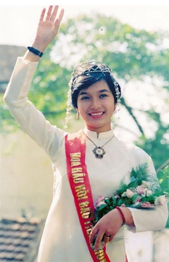 ùi Bích Phương sinh năm 1971 tại Hà Nội. Năm 1988, cô đăng quang cuộc thi Hoa hậu đầu tiên tại nước Việt Nam thống nhất. Khi đó, Bùi Bích Phương sở hữu chiều cao 1,57m, số đo ba vòng 86-60-88cm, là sinh viên năm thứ nhất của khoa tiếng Anh, Trường Đại học Tổng hợp Hà Nội.