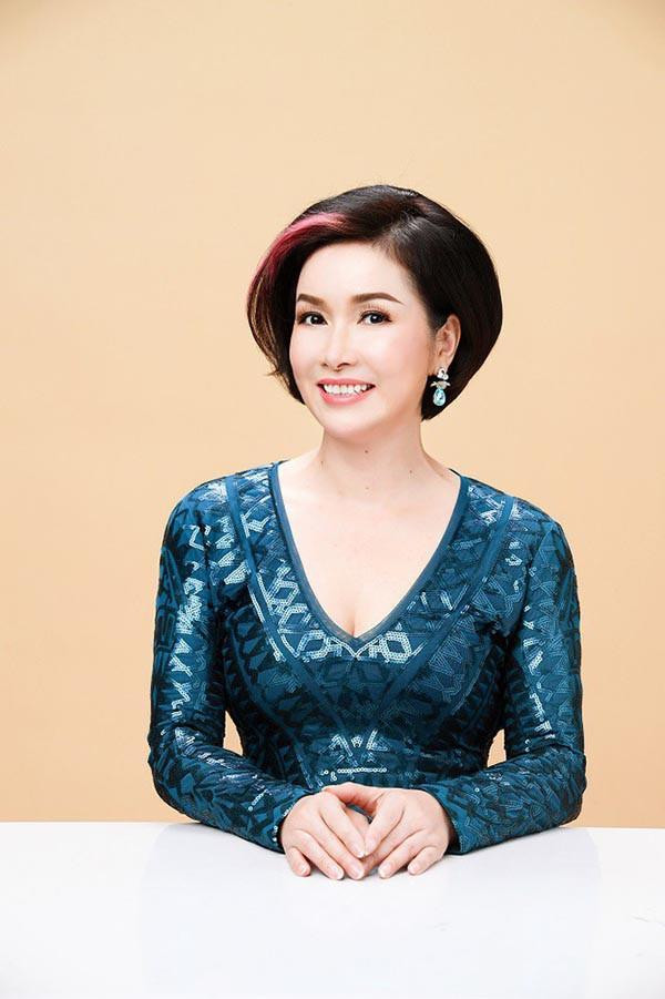 Là hoa hậu thế hệ đầu, Bùi Bích Phương không thua kém các đàn em. Chị không chỉ giỏi ngoại ngữ mà còn thể hiện sự bản lĩnh trong cả công việc và cuộc sống.